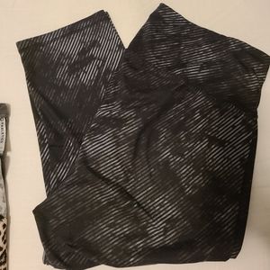 4 pairs Old Navy Active cropped leggings